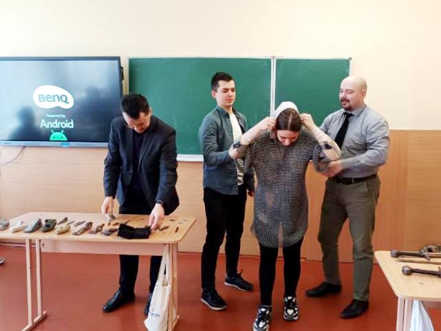 Процес екіпірування в давній бронежилет